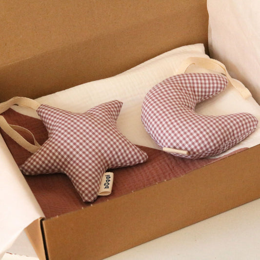 Zestaw prezentowy GOTS - kocyk muślinu plus zawieszki | Biały z różem