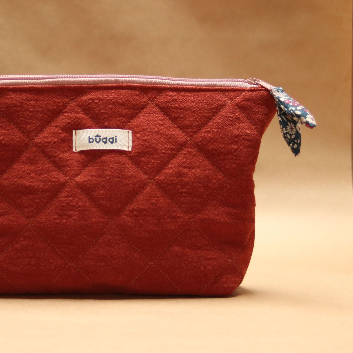 Duża kosmetyczka pikowana z lnu – ceglany | Premium handmade | Organizer podróżny 32×22 cm