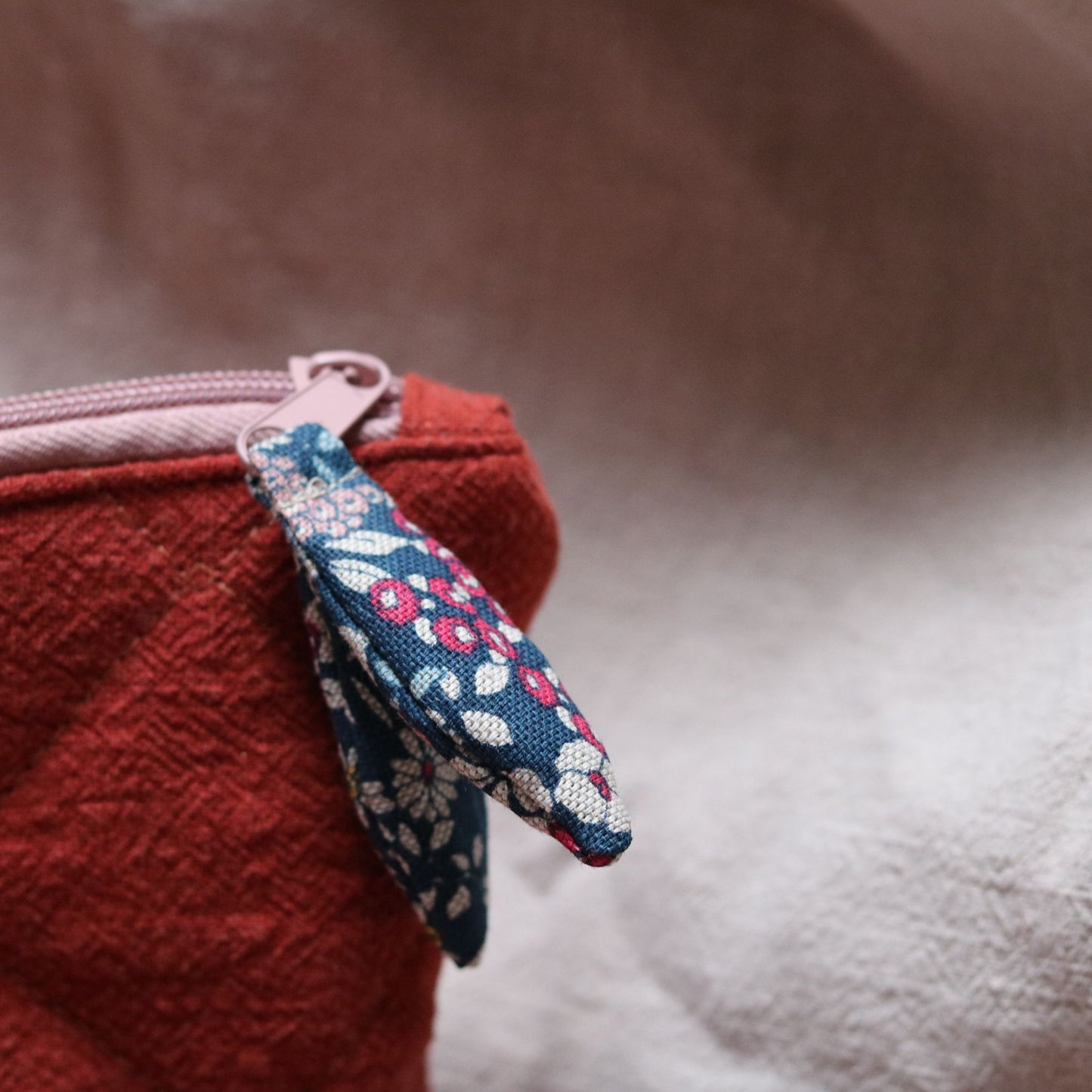 Mała kosmetyczka pikowana z lnu – ceglany | Handmade premium | Organizer do torebki 22×18 cm