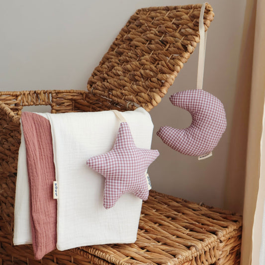 Zestaw prezentowy - kocyk muślinowy z zawieszkami | Dusty Rose