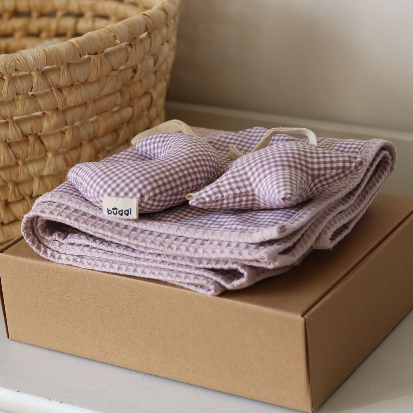 Zestaw prezentowy dla noworodka – kocyk waflowy + zawieszki | Liliowa krateczka