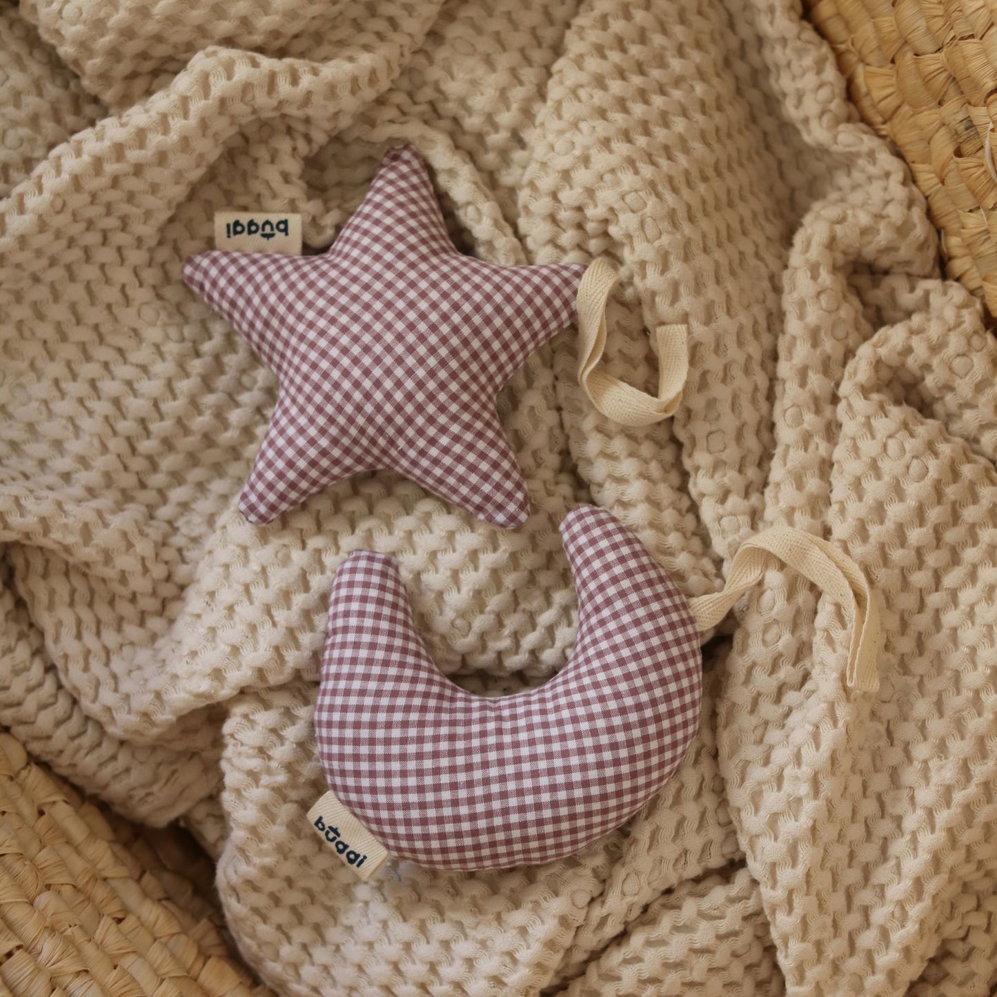 Zestaw prezentowy dla noworodka – kocyk waflowy + zawieszki | Liliowa krateczka