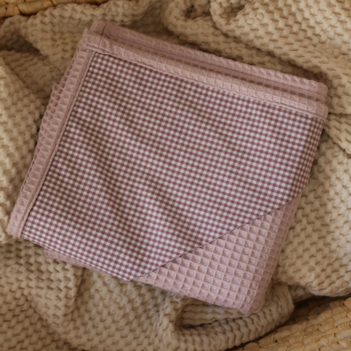 Zestaw prezentowy dla noworodka – kocyk waflowy + zawieszki | Liliowa krateczka