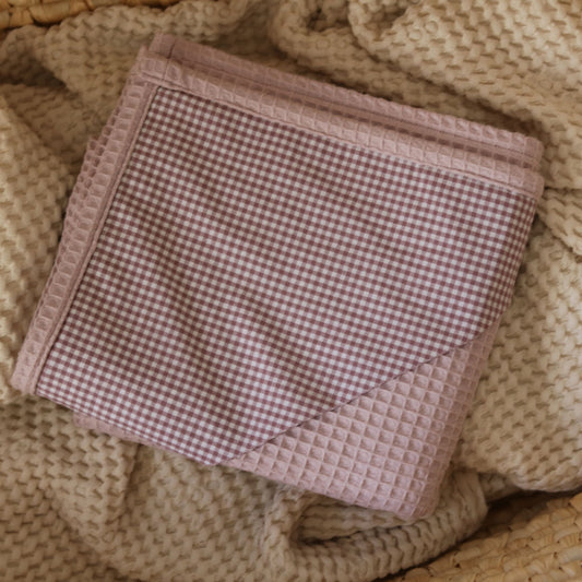 Zestaw prezentowy dla noworodka – kocyk waflowy + zawieszki | Liliowa krateczka