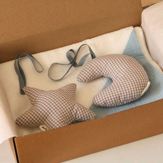 Zestaw prezentowy GOTS - kocyk muślinu plus zawieszki | Biały z błękitem