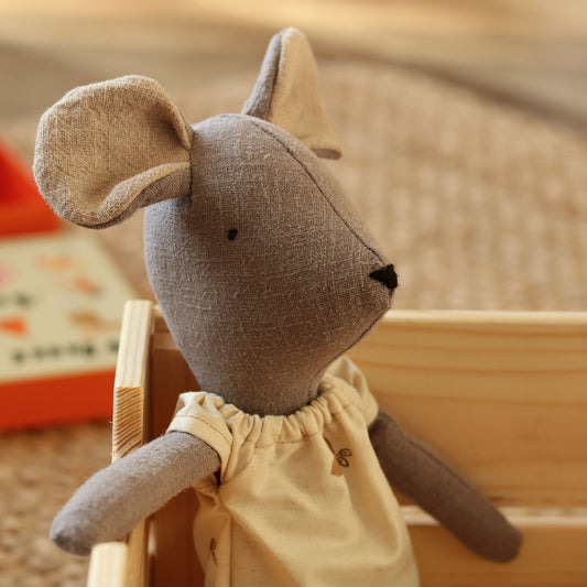 Lniana myszka Matylda – ręcznie szyta przytulanka na lata