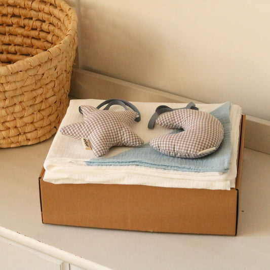 Zestaw prezentowy GOTS - kocyk muślinu plus zawieszki | Biały z błękitem