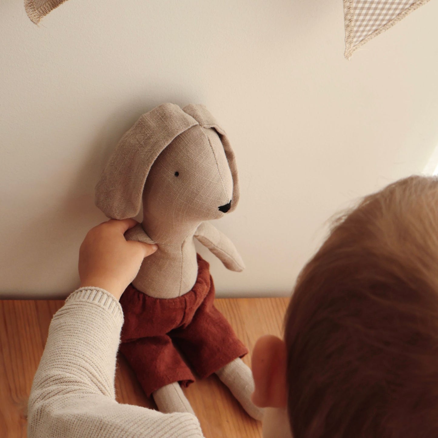 Lniany Królik Leon – ręcznie szyta przytulanka na lata