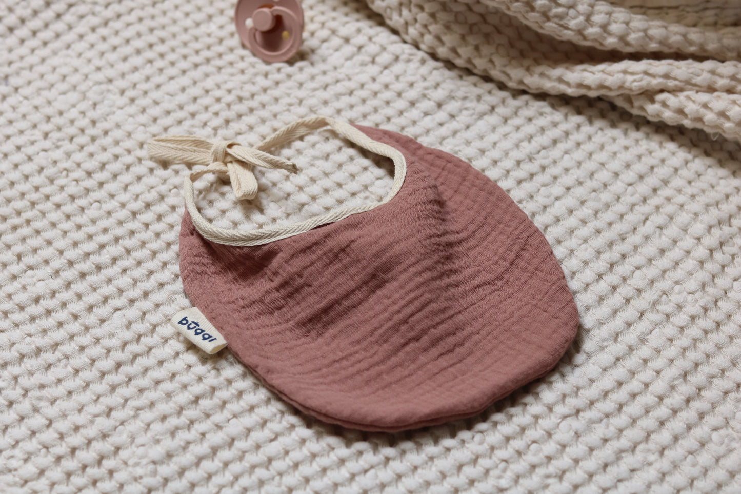 Muślinowy śliniak dla niemowlaka - dwukolorowy różowo-kremowy