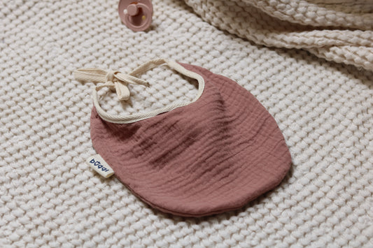 Muślinowy śliniak dla niemowlaka - dwukolorowy różowo-kremowy