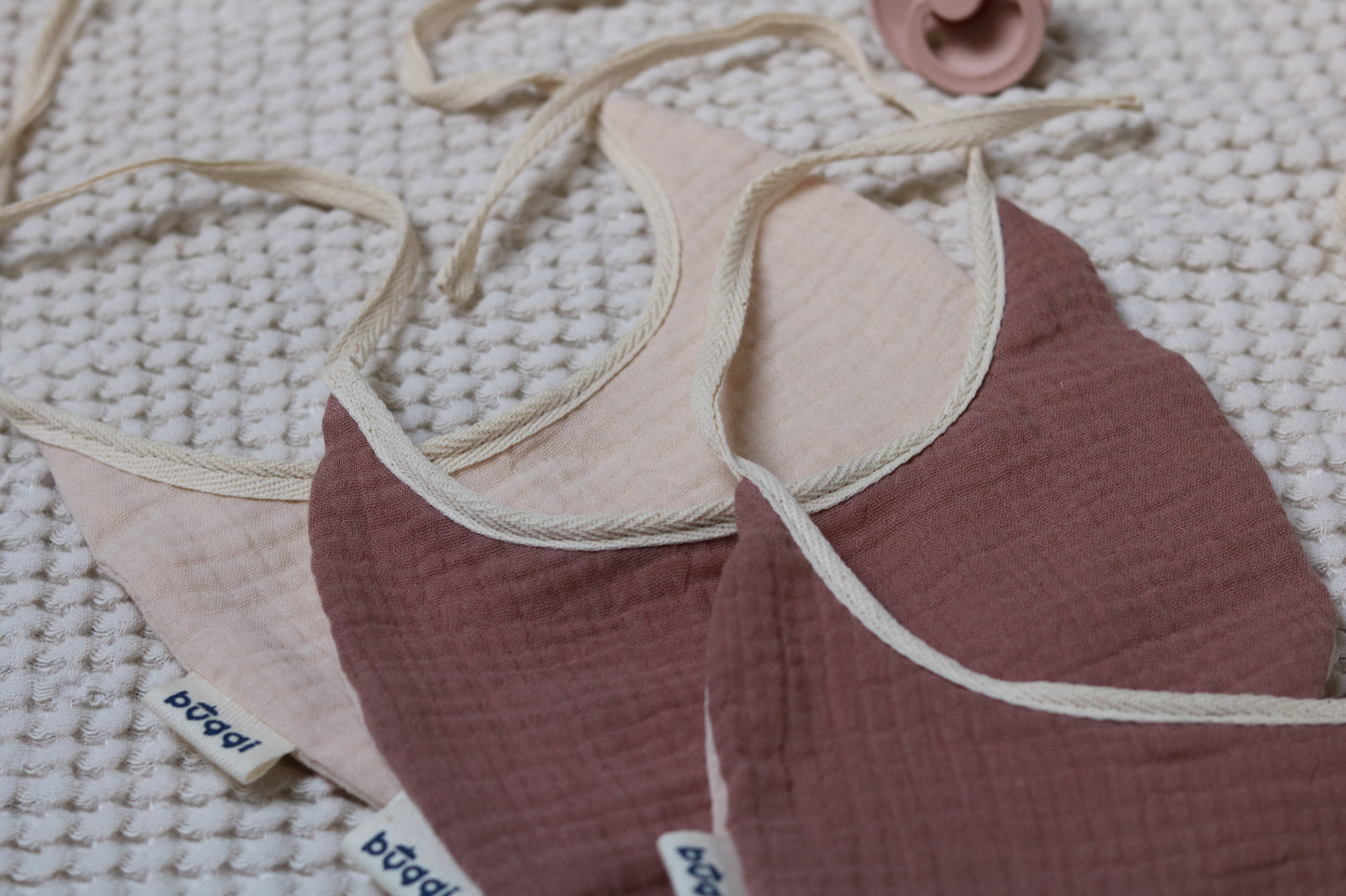 Muślinowy śliniak dla niemowlaka - dwukolorowy różowo-kremowy