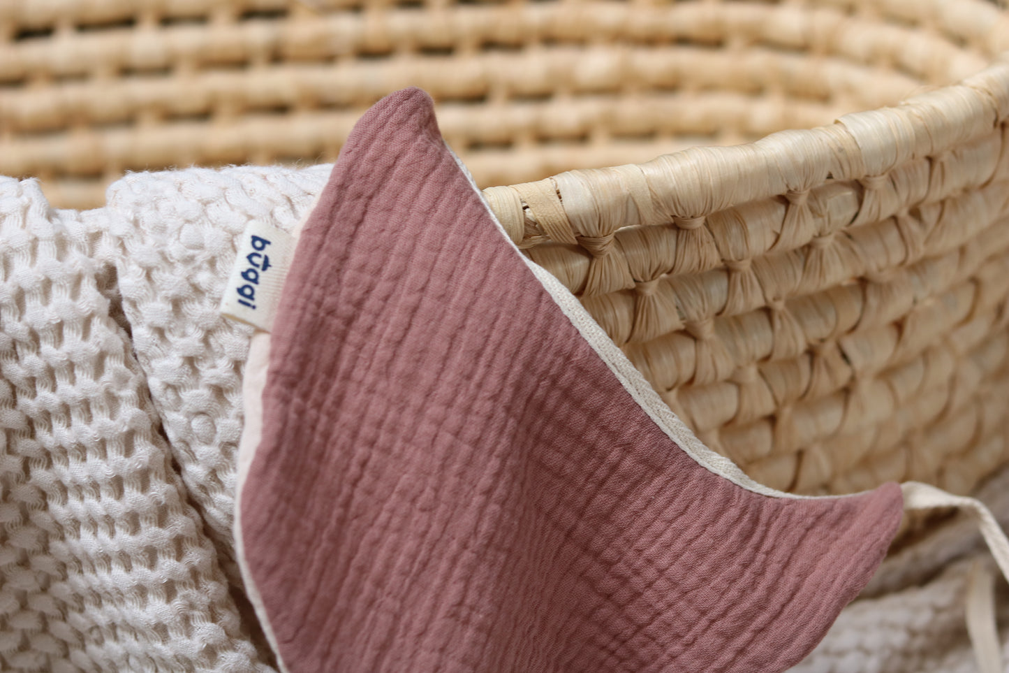 Muślinowy śliniak dla niemowlaka - dwukolorowy różowo-kremowy