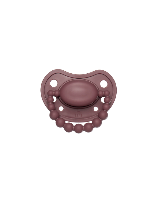 LUU Maroccan Pink 0–3 m – smoczek pozycjonujący w głębokim odcieniu plum-rose