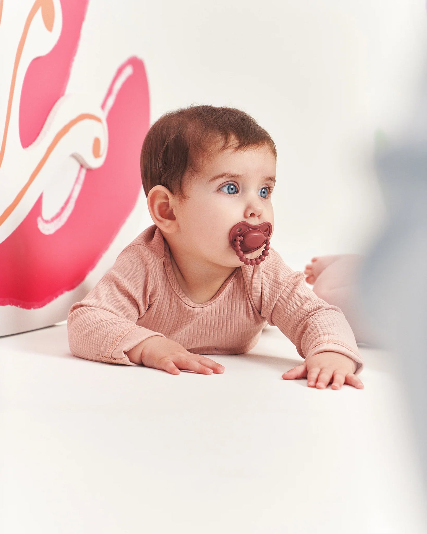 LUU Maroccan Pink 0–3 m – smoczek pozycjonujący w głębokim odcieniu plum-rose