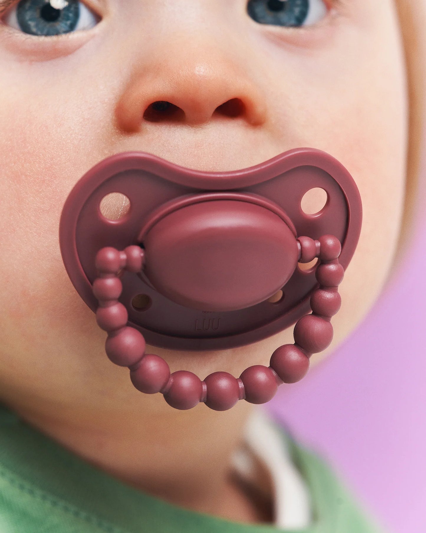 LUU Maroccan Pink 0–3 m – smoczek pozycjonujący w głębokim odcieniu plum-rose