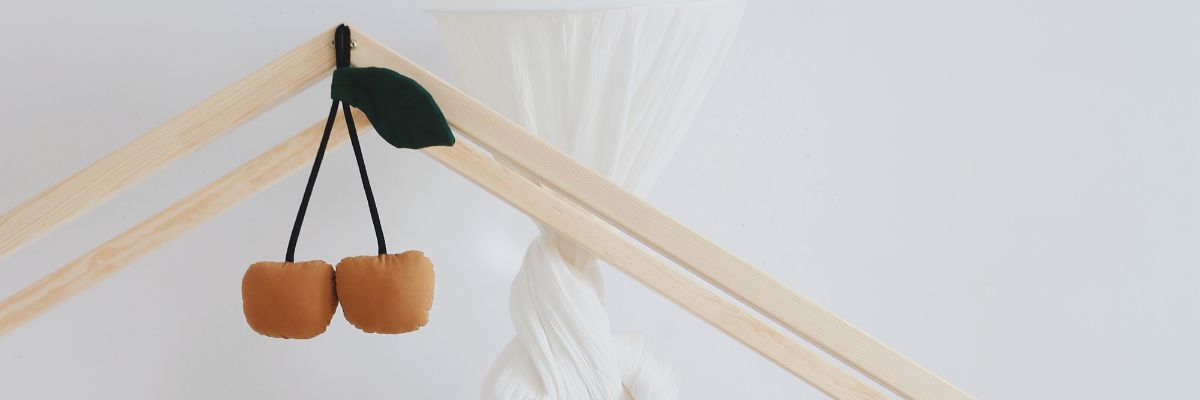 Wisienka bawełniana do zawieszenia nad łóżeczkiem niemowlaka