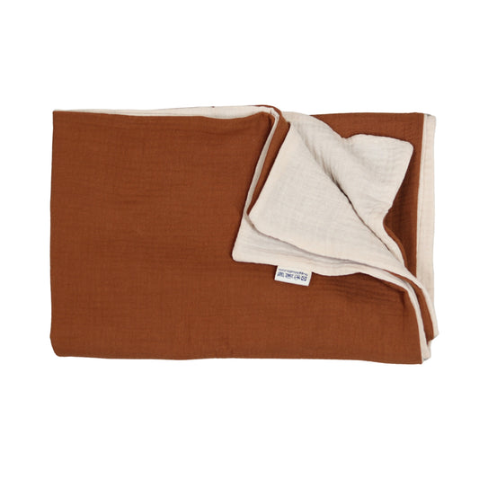 Dwustronny kocyk dla niemowląt z muślinu w kolorze terakoty i kremowym, miękki i przewiewny, produkt na białym tle.