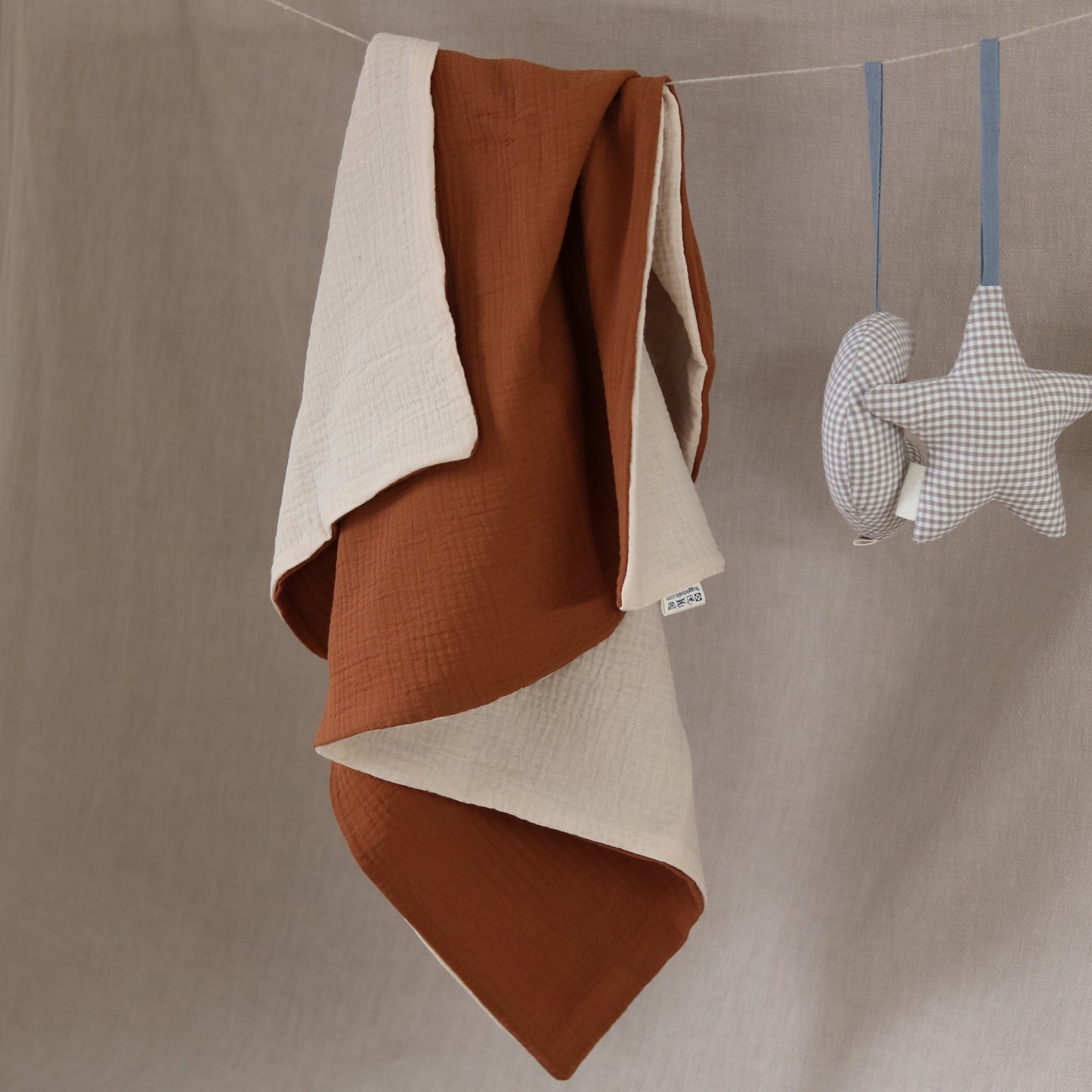 Dwustronny kocyk dla niemowląt – terakotowo-kremowy, wykonany z miękkiego muślinu