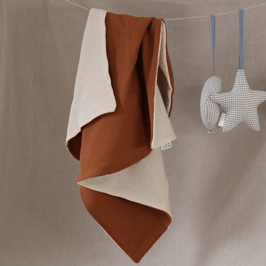 Dwustronny kocyk dla niemowląt – terakotowo-kremowy, wykonany z miękkiego muślinu