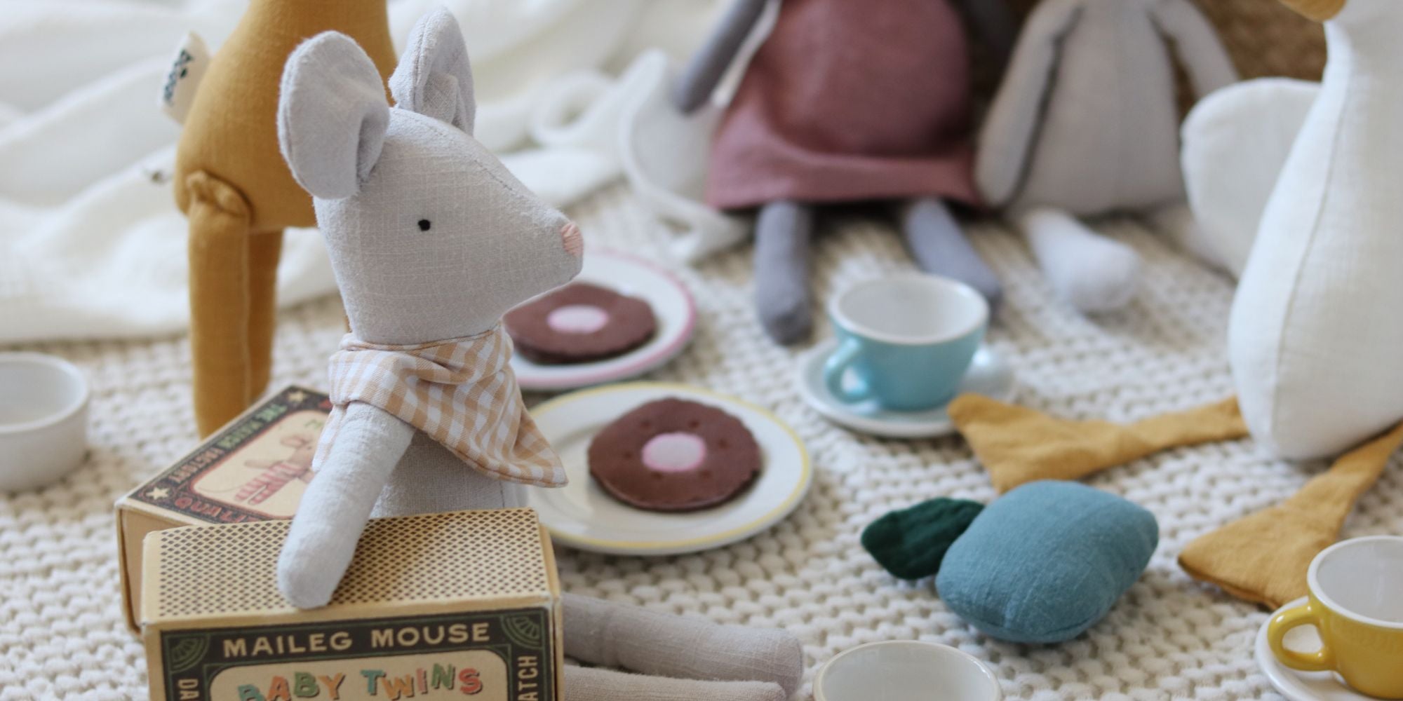 Przytulny pokój dziecka z dekoracjami Buggi Studio – girlandy, zawieszki i tekstylia w naturalnych kolorach