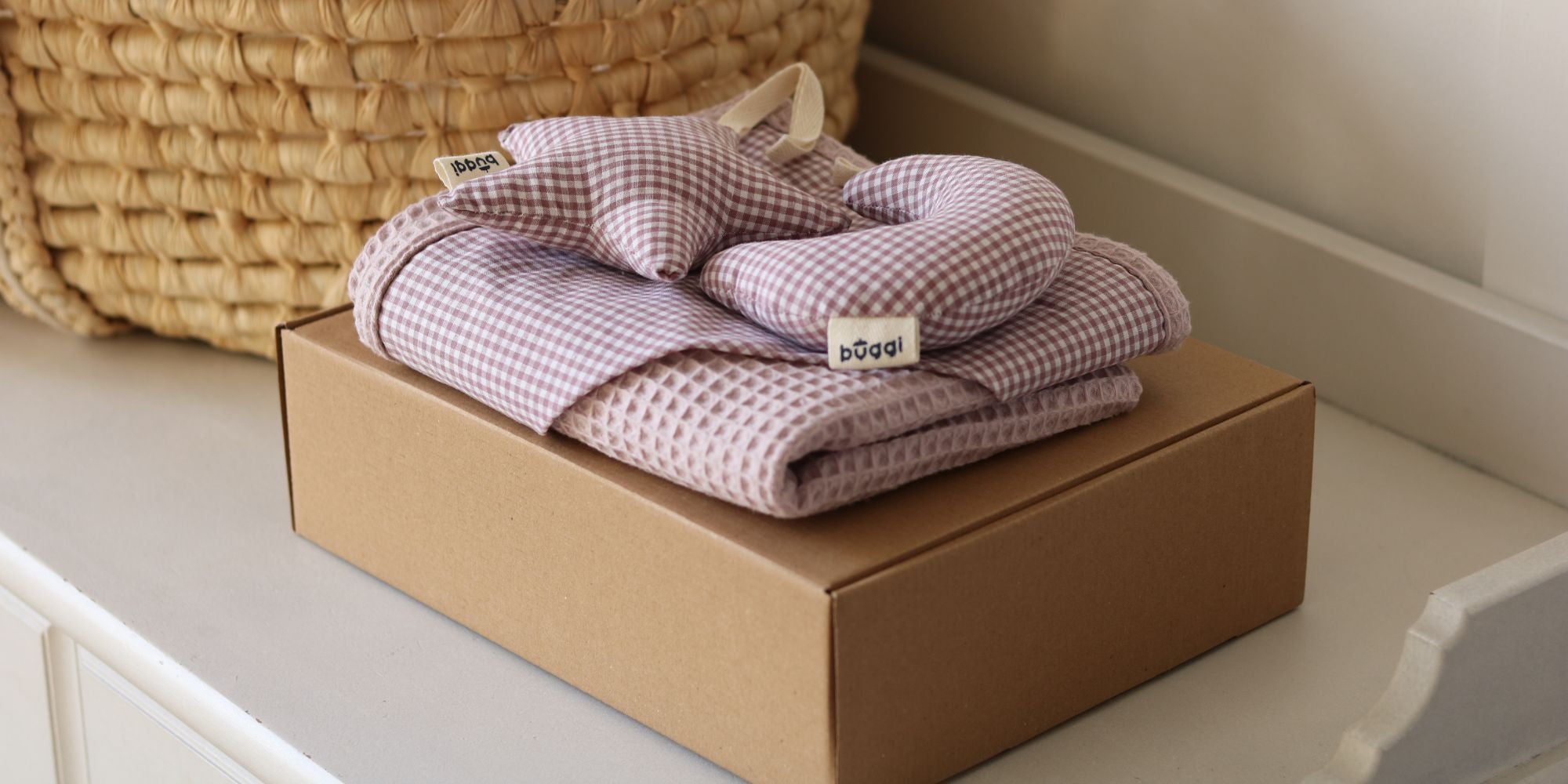 Zestaw prezentowy dla niemowlaka – muślinowy kocyk i pieluszki zapakowane w pudełko z bibułą