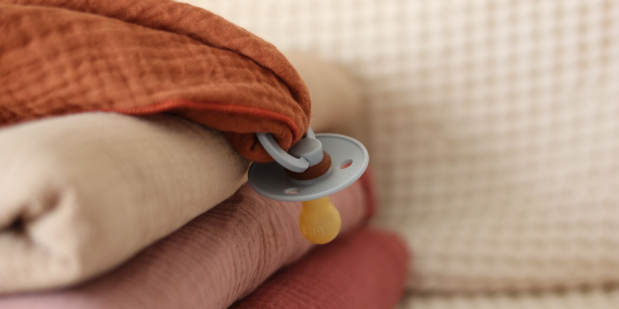 Wyprawka dla noworodka – muślinowe kocyki, pieluszki i akcesoria handmade od Buggi Studio