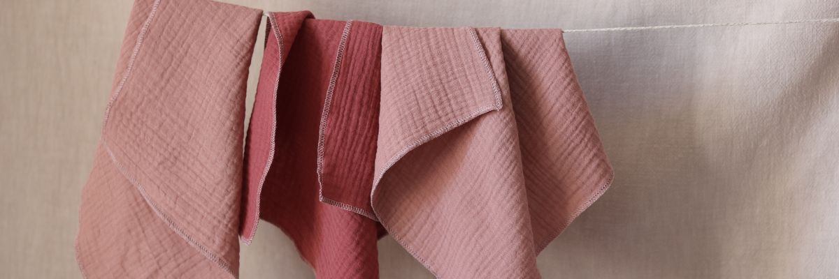 Zestaw trzech muślinowych pieluszek dla niemowlaka, delikatne i miękkie