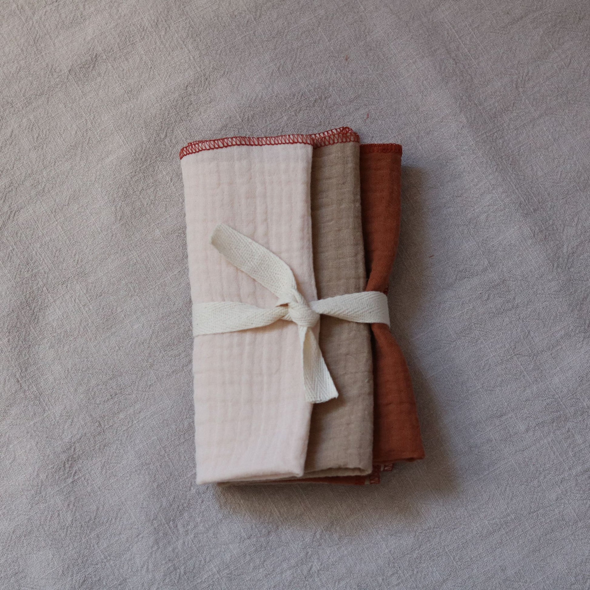 Zestaw-pieluszek muślinowych dla niemowlaka w kolorach ziemi