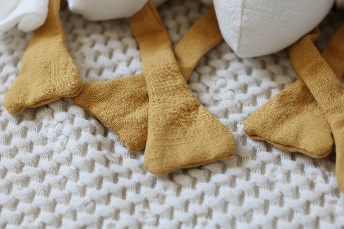 Lniana gąska - ręcznie szyty prezent dla niemowlaka